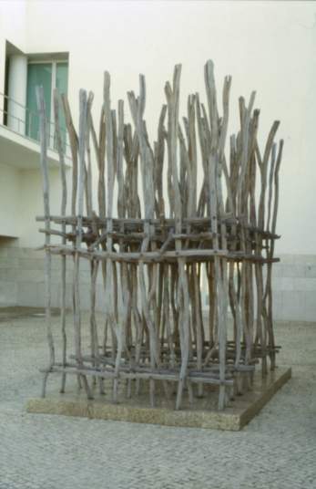 Escultura no Patio do Pavilhao de Portugal