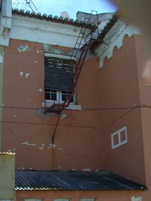 Pormenor da fachada na rua Bernardo de Passos